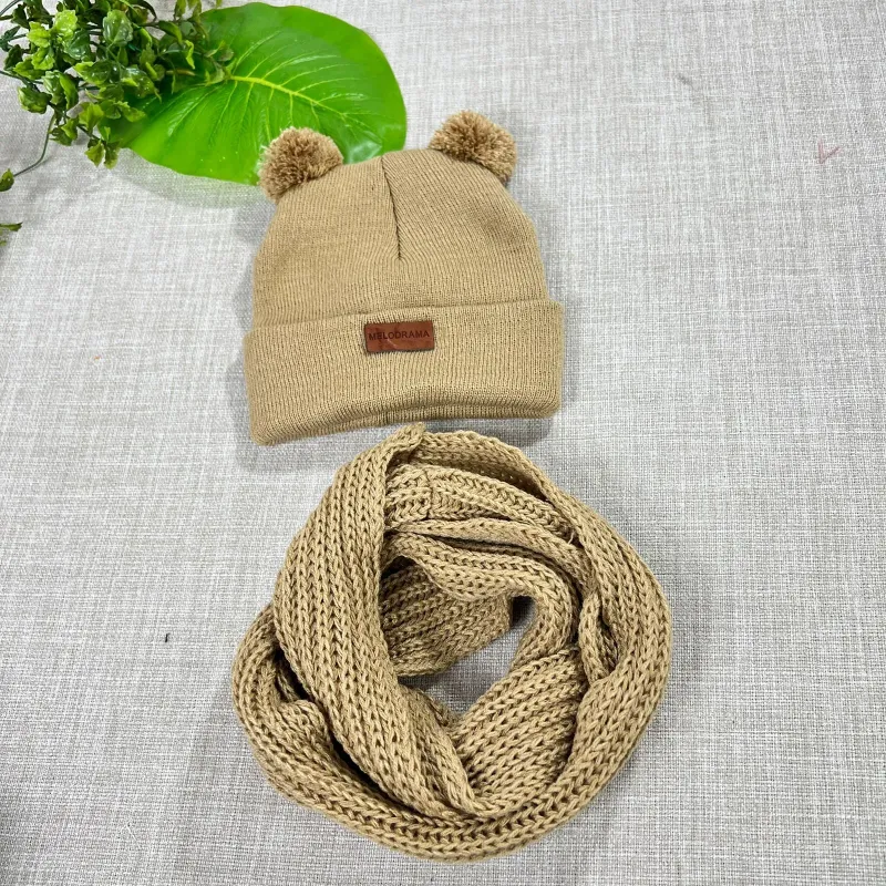 Gorro y cuello de bebé tejido CARILO